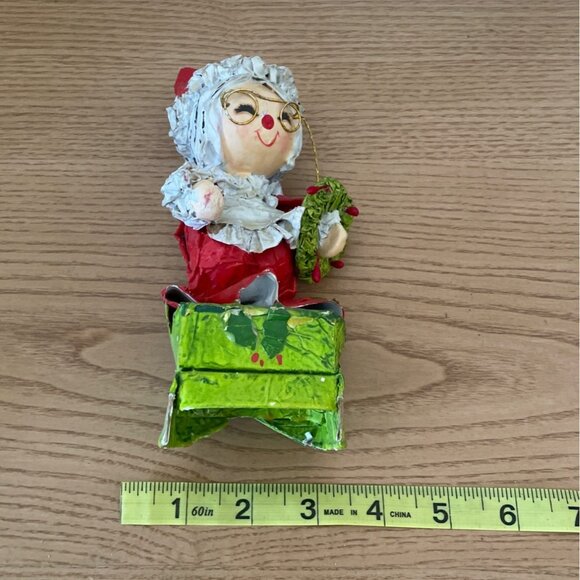 Vintage Paper Mache Mrs Santa Claus Christmas Figurine w Wreath Glasses 6 in MCM - Picture 8 of 8